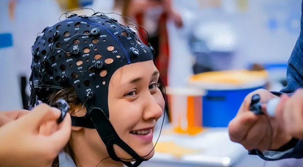 Второй метод нейромаркетинга - Электроэнцефалография (EEG) - измеряет электрическую активность мозга 